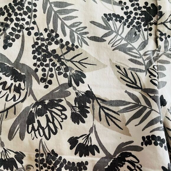 Old Navy Pixie leaf pattern shorts size 2. - Picture 4 of 5